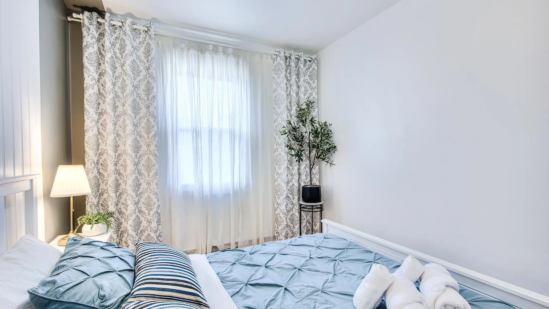 Plateau Escape & Nightlife Adventures! Downtown Super Value! Full 1Br Apartments Montreal